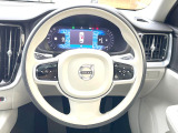 【ステアリングスイッチ】運転中、前方から目線をそらさずにオーディオ等の操作ができるよう、適切に配置されたスイッチ類。安心&快適なドライブを演出してくれる便利な機能です。