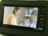 停車中にテレビや動画を楽しめる機能が搭載されています。休憩時間や待ち時間に、エンターテイメントを満喫できます。