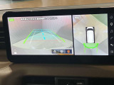 【アラウンドビューモニター】白線や駐車車両をナビゲーション画面に表示。駐車しているクルマとの位置関係がひと目でわかって安心です!