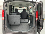 リヤシートも全車消毒済み。シートを倒すとゆったりとした室内空間に★レジャーにショッピングに大活躍!シートは左右別々に動くのでアレンジいろいろ!