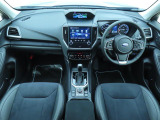 ■視界良好で運転しやすいコックピットです。シンプルで操作性の良いインパネ回りにデザインされ、SUBARUは安全性能に徹底的にまでこだわった視界設計を行っています。