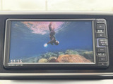 停車中にテレビや動画を楽しめる機能が備わっています。休憩時間などにリラックスできる空間を提供します。快適な移動時間を過ごせます。