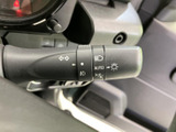 操作しやすいウインカーレバーで、安全な車線変更をサポート。直感的に操作できるので、運転に集中できます。夜間も視認しやすいデザインです。