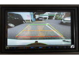 シフトレバーをリバース(バック)に入れるとナビ画面に自動でリアビューが映し出されます。運転が苦手な方、狭い車庫入れ等をサポートさせていただきます☆