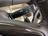 ステアリングの裏側、左右にパドルシフトがついています。右が+、左が-の操作でシフトチェンジを行い、エンジンブレーキなどのマニュアル操作ができます。