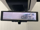 【インテリジェント ルームミラー】車両後方のカメラ映像をミラー面に映し出すので、車内の状況や、天候などに影響されずいつでもクリアな後方視界が得られます!