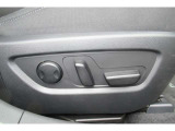 運転席には電動シートを装備☆