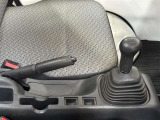 5速マニュアル車です! ドライバ-自らが手動でシフトチェンジ☆☆