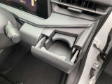 運転席側ドリンクホルダーです。高めの位置にご用意しておりますので目線を下げることなくご利用頂けます!!