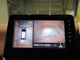 空から見ているような視点でクルマの周囲が確認できるモニター。クルマの真上から見ているかのような映像によって周囲の状況を知ることで駐車を容易に行うための支援技術です