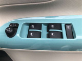 電動格納式ドアミラー付き。 狭い駐車場へ停めた時に、ボタン1つで左右のミラーをたたむ事ができます。