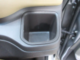 運転席右側のドリンクホルダーです。