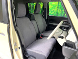 運転席まわりには十分なスペースがあり、大柄な方でもゆったり運転していただける環境です。