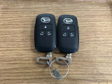 【スマートキー】 スマートキーを携帯していれば、ドアハンドルのボタンを押してロックの解除ができ、パワースライドドアもワンタッチで開閉できます。