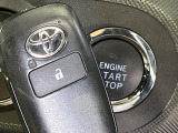 【キーフリーシステム】カバンやポケットに入れたままでもドアの施錠・解錠が可能なスマートキーを装備。エンジンのオン・オフ時もカギを取り出す必要が無いからとっても便利です♪