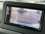駐車時の不安を軽減するバックモニターを搭載。ガイドライン表示で、狭い場所でもスムーズな駐車操作をアシストします。安全な運転に貢献します。