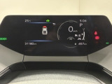 一目で今出ている速度が分かるデジタルメーターを採用しており、うっかりのスピード超過も減りますよ