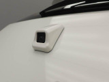 【パノラマモニター】上からの映像を表示。前後左右のカメラで合成し、運転席からの目視だけでは確認しにくい状況をリアルタイムで見晴らせます