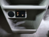 【シートヒーター】は運転席&助手席に。スイッチONですぐに暖まり、冬の寒い日はこの装備なしの車は考えられなくなってしまう装備の一つです♪