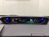 中央にデジタル表示のスピードメーターを配したハイブリット専用メーターになっています。左側のインフォメーション画面で燃費などの情報を確認できます。