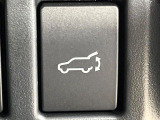 【パワーバックドア】スマートキーや運転席のボタンを押すだけでリアゲートが自動で開閉します!荷物を持っている時や、高い位置にあるバックドアを閉める際に便利な機能です♪