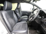 ゆったり室内で運転もしやすいです♪使い勝手の良い配置も考えられています!!