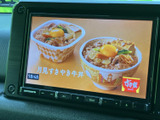 停車中にテレビや映像を楽しめます。休憩時間などにリラックスできる空間を提供。長距離移動も快適に過ごせるでしょう。(※運転中の視聴は法律で禁止されています)。