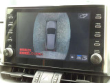 パノラミックビューモニター付きです。車両を上から見たような映像をディスプレイオーディオ画面に表示。運転席からの目視だけでは見にくい、車両周辺の状況をリアルタイムでしっかり確認できます。