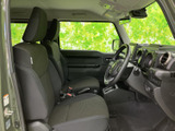 運転席からの視界は広く、運転しやすい環境です。シンプルながらも機能的なデザインで、快適なドライブをサポートします。