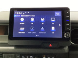 HondaCONNECT対応の便利なナビディスプレー。お持ちのスマートフォンと連携して、ナビやBluetoothでの音楽再生が可能です。デザインはもちろん、操作性も良好です。