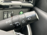 操作しやすい位置に配置されたウインカーレバー。スムーズな操作で、安全な車線変更をサポートします。直感的に操作できるのが魅力です。