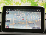 見やすい地図画面で、目的地までスムーズに案内。運転に集中できる、安心のカーナビゲーションです。