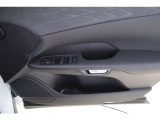 e-latch  降車時に後方から車が近づいている時はドアを開かないようにする安心機能。