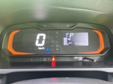 視認性の高いメーターで、走行情報をしっかり確認できます。シンプルな表示で、運転に集中できる環境をサポートします。