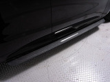電動で開閉するサイドステップを装備しております。車の乗降の負担が低減されます。ルーフへのアクセスも良くなるため、キャリアを付けたときや洗車時にも足場として使うことができます。