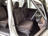 運転席は、大きな座面と包み込むような背もたれがドライバーの身体全体をしっかり支えます。上質なシート素材と座り心地のよいクッションを採用し、長時間の運転やコーナーの多い道も快適です。