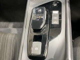 快適なドライブを叶えるため、シフトノブの周囲にモードスイッチをはじめ、プッシュパワースターターやEVモードスイッチなどを配置し、操作性を高めています。