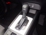 手に馴染むフロアシフトで、運転がさらに直感的で快適に。スタイリッシュなデザインとスムーズな操作感が、毎日のドライブをもっと楽しくします