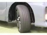 タイヤサイズ 225/50R18。京都トヨタにてこの車をご成約のお客様に限り、タイヤ4本を当社指定【新品】タイヤに交換します。