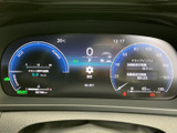 洗練されたデザインのメーターが、運転に集中できる快適な空間を創出します。視認性の高い表示で、運転状況を分かりやすく把握できます。