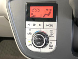 【オートエアコン】一度お好みの温度に設定すれば、車内の温度を検知し風量や温度を自動で調整。暑い&hellip;寒い&hellip;と何度もスイッチ操作をする必要はありません。快適な車内空間には必須の機能ですね♪