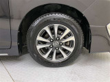 純正のアルミホイール装着。タイヤサイズは195/65R15