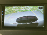後方視界を確保し、安全な運転をサポートするモニター画面です。駐車時の不安を軽減し、自信を持って運転できますよ。