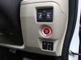 【両側電動スライド】スライドドアは両側電動スライドドアになっております。運転席からの開閉も出来、リモコンキーでも離れたところから開閉出来ますので大変便利な装備です。