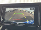 後方の状況を安全に確認できるバックモニター。狭い場所での駐車や、後退時の安全性を高めます。