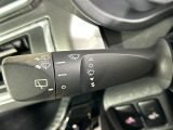 【オートワイパー(AUTO)】雨が降り出した時に、雨滴検出用センサー(レインセンサー)が雨滴を感知すると、自動でワイパーが動作します。
