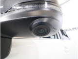 助手席側で見えにくい左前方の映像を、車内のマルチファンクションディスプレイに映し出します。前方への駐車や左寄せ、狭い道でのすれ違いなど、さまざまなシーンで安心して運転できる便利な機能です。