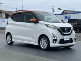 エマージェンシーブレーキ(衝突被害軽減ブレーキ)、フロントカメラが車両や歩行者を検知し警告音と共に衝突回避、軽減をアシストしてくれます。
