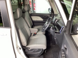 フロント広々、ベンチシートの運転席は、ハイトアジャスターが付いているので、快適にドライブができます。ハンドルはチルトステアリングで、ハンドル位置を上下に調節できます。
