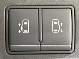 【ハンズフリー機能付き両側パワースライドドア】スライドドアの下に足先を入れてすぐ引くと、自動的にスライドドアが開閉します!荷物で両手がふさがった状態でも、ドアの開閉ができてとっても便利!